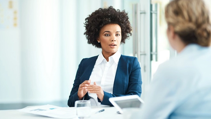 2 women speaking in a meeting