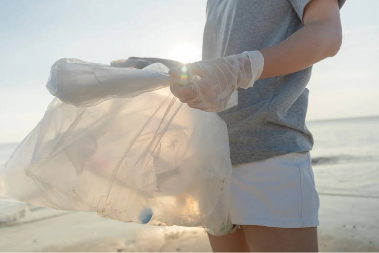 Volunteer clears litter